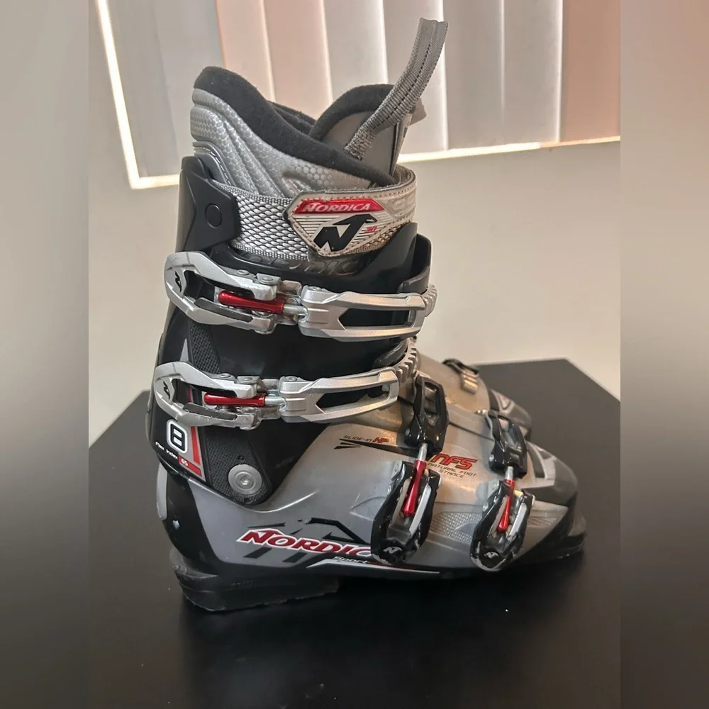 Nordica Men's 7.5/ 25.5 Sportmachine 8 Comfort Fit Flex 65 Ski Boots 295MM